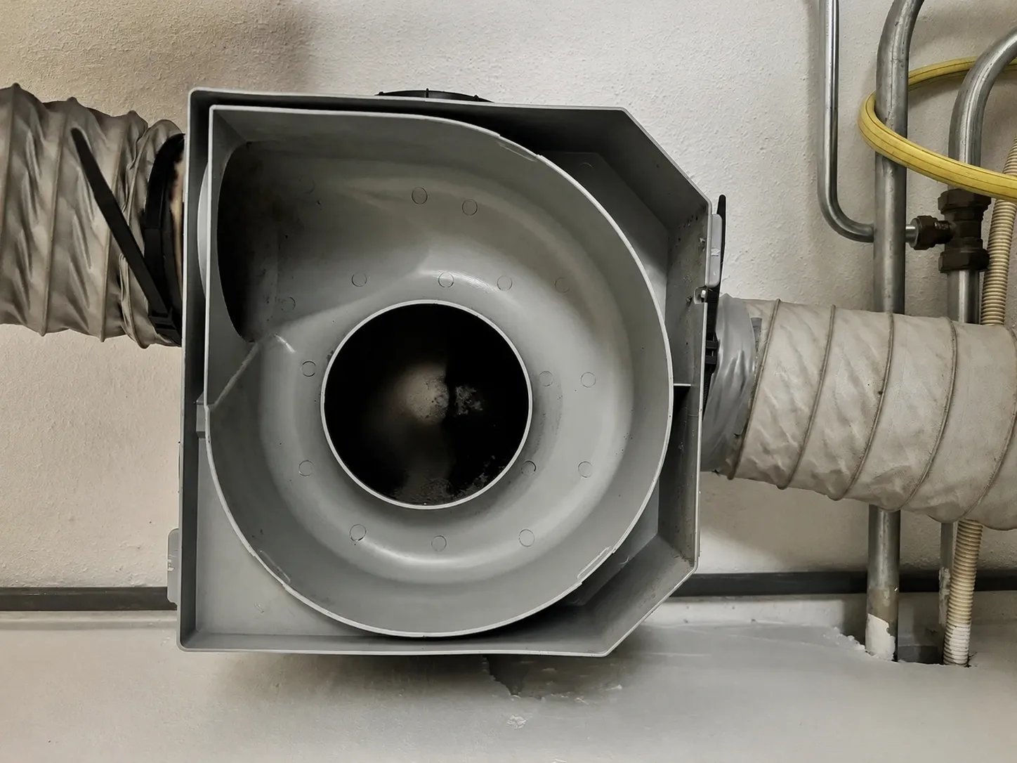 De binnenkant van een schone ventilatiebox