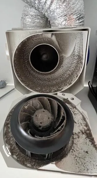 Ventilatiemotor met vuilaanslag voor de reiniging