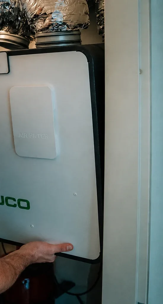 Detail van een WTW-installatie tijdens onderhoud